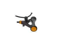 1023657 FISKARS Zraszacz dookolny, metalowy na kółkach  www.dom-ogrod-hobby.pl 3.png
