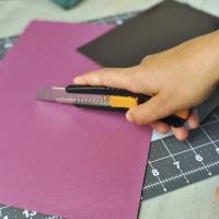 www.dom-ogrod-hobby.pl FISKARS Nożyk z wysuwanym ostrzem 18 mm (2).jpg