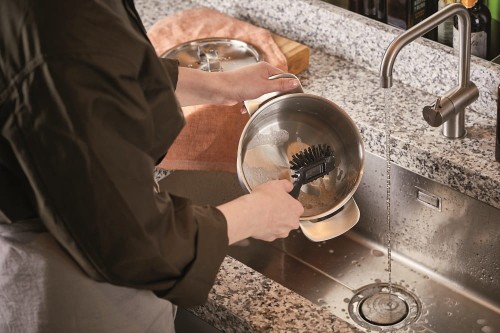 Fiskars_All_Steel_casserole_cleaning_01.jpg