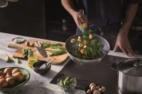1064747_Fiskars_All_steel_Wok_pan_28cm_Action_03.jpg