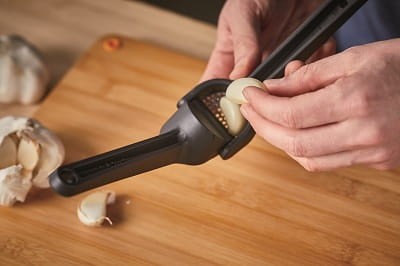 1028361_FF_Garlic_press_action_01.jpg