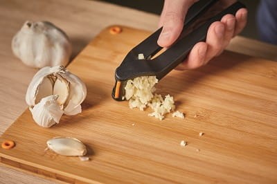 1028361_FF_Garlic_press_action_02.jpg