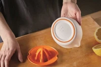 1016125_FF_fruit_juicer_action_bottom_rubber.jpg