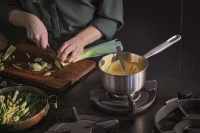 1064750_Fiskars_All_Steel_Sauce_pan_1,5L_Environment_01.jpg