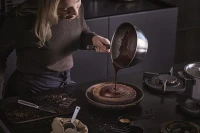 1064748_Fiskars_All_Steel_Sauteuse_pan_2L_Action_01.jpg