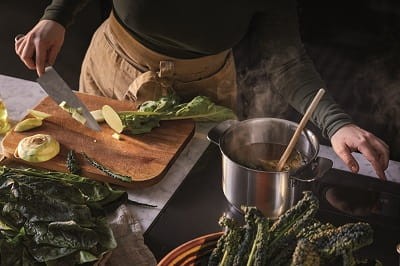 1064751_Fiskars_All_Steel_Casserole_3L_Action_05.jpg