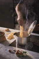 1064752_Fiskars_All_Steel_Casserole_5L_Action_10_HERO.jpg