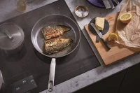 1064745_Fiskars_All_Steel_Frying_pan_28cm_Environment_01.jpg