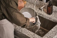 1064747_fiskars_all_steel_wok_28cm_action_cleaning.jpg