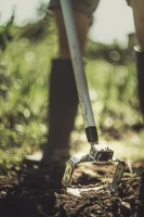 Fiskars_Gardening_Action_Xact_Push_pull_weeder_1027042_m.jpg