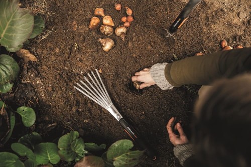 Fiskars_Garden_Action_Xact_Trowel_Hand_rake_1027043_1027044_m.jpg