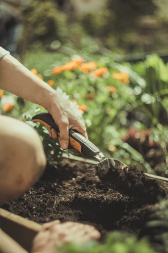 Fiskars_Gardening_Action_Xact_Trowel_1027043_m.jpg