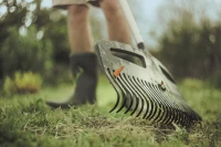 Fiskars_Gardening_Action_Xact_Lawn_rake_1027037_m.jpg