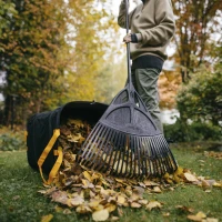 1015645_Fiskars_Solid_Leaf_Rake_XL_Action_03_1x1.jpg