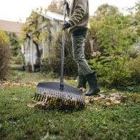 1063090_Fiskars_Solid_Leaf_M_Rake_Action_02_1x1.jpg