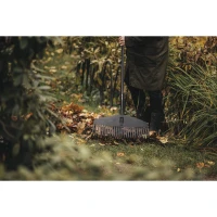 1003465_Fiskars_Solid_Leaf_Rake_L_assembled_175_cm_Action_02.jpg