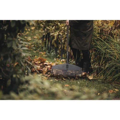 1003465_Fiskars_Solid_Leaf_Rake_L_assembled_175_cm_Action_02.jpg