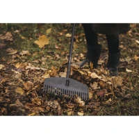 1063090_Fiskars_Solid_Leaf_Rake_M_assembled_175_cm_Action_02.jpg
