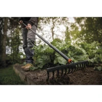 Fiskars_Action_Solid_Soil Rake_154 cm_1016036 (1).jpg