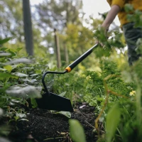 1016035 Fiskars Solid Hoe action 01_1x1.jpg