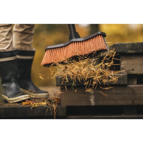 Fiskars_Garden_Action_All_Purpose_Yard_Broom_M_1025921.jpg